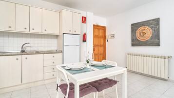 Køleskab, mikrobølgeovn, kogeplade, kaffe-/temaskine