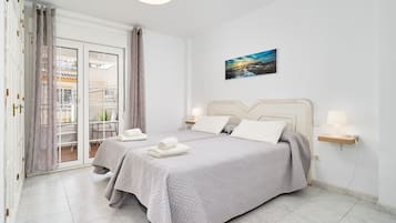 Een strijkplank/strijkijzer, wifi, beddengoed