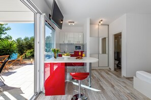 Fridge, microwave, stovetop, coffee/tea maker - Silvio Beach House - Shoreline Haven (Plat)