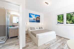 Iron/ironing board, free WiFi, bed sheets - Silvio Beach House - Shoreline Haven (Plat)
