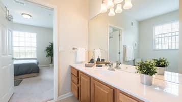 Lejlighed (3 Bedrooms) | Badeværelse | Badekar, håndklæder, Sæbe, Shampoo