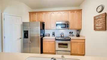 Apartment (3 Bedrooms) | Private kitchen | Microwave, oven, high chair, blender