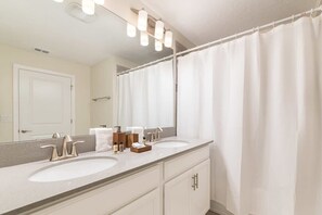 Huvila (4 Bedrooms) | Kylpyhuone | Kylpyamme, pyyhkeet, saippua, sampoo