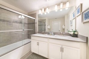 Villa (4 Bedrooms) | Badkamer | Een bad, handdoeken, zeep, shampoo