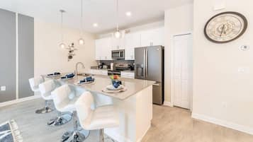 Huvila (4 Bedrooms) | Yksityinen keittiö | Mikroaaltouuni, uuni, syöttötuoli, tehosekoitin