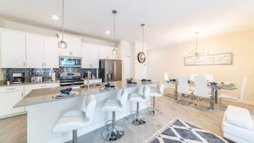 Villa (4 Bedrooms) | Woonruimte | Een 48-inch smart-tv met kabelzenders