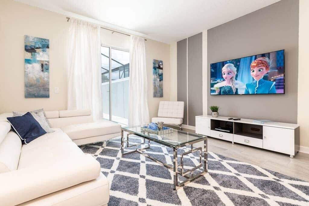 Villa (4 Bedrooms) | Zona de estar | Smart TV de 48 pulgadas con canales por cable