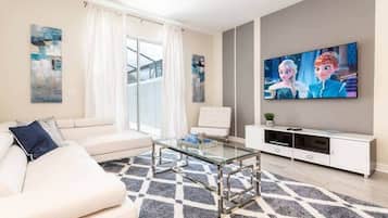 Villa (4 Bedrooms) | Ruang tamu | 48 inci sebuah televisyen pintar dengan kabel