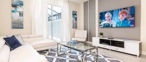 Villa (4 Bedrooms) | Woonruimte | Een 48-inch smart-tv met kabelzenders