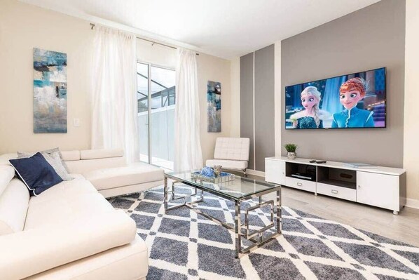 Villa (4 Bedrooms) | Woonruimte | Een 48-inch smart-tv met kabelzenders
