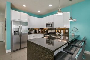 Villa (3 Bedrooms) | Cocina privada | Microondas, horno, periquera y licuadora 