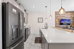Vila (4 Bedrooms) | Cozinha privada | Micro-ondas, fogão, cadeirão de bebê, liquidificador