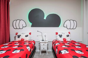 5 habitaciones, espacio para trabajar con laptop y cortinas blackout 