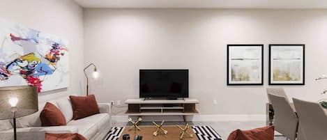 别墅 (4 Bedrooms) | 起居区 | 电视