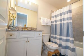Rumah (5 Bedrooms) | Kamar mandi | Bathtub, handuk, sabun, dan sampo