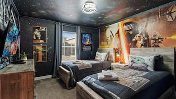 Villa (4 Bedrooms) | 4 soverom, skrivebord for bærbar PC og blendingsgardiner