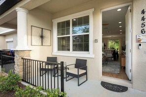 BBQ/picnic area - Beautiful 4BR Home w/ Modern Design (Kissimmee)