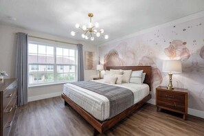 Villa (4 Bedrooms) | 4 dormitorios, cortinas opacas, tabla de planchar con plancha