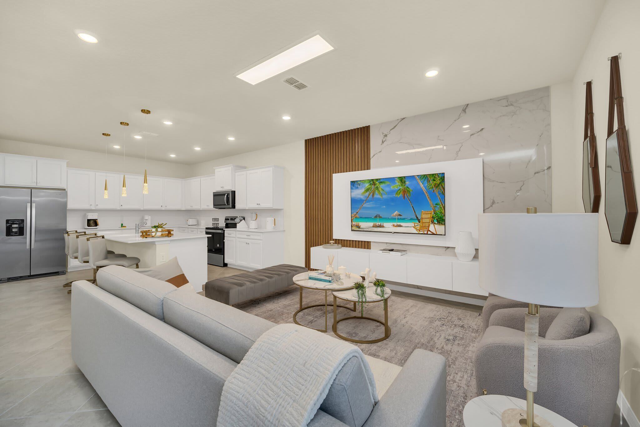 Casa (Multiple Bedrooms) | Área de sala de estar | Televisión 