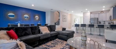 Ferienhaus (Multiple Bedrooms) | Wohnbereich | Fernseher