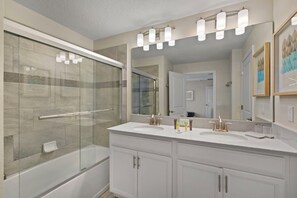Villa (4 Bedrooms) | Baño | Tina, toallas, jabón, shampoo 