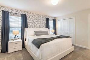 Villa (4 Bedrooms) | 4 soverom, skrivebord for bærbar PC og blendingsgardiner