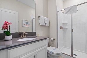 Huvila (4 Bedrooms) | Kylpyhuone | Kylpyamme, pyyhkeet, saippua, sampoo