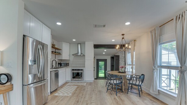 Private kitchen - Bright Ivory Studio Getaway- Walk Shops & Dining (Midlothian)