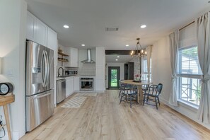 Fridge, microwave, oven, stovetop - Bright Ivory Studio Getaway- Walk Shops & Dining (Midlothian)