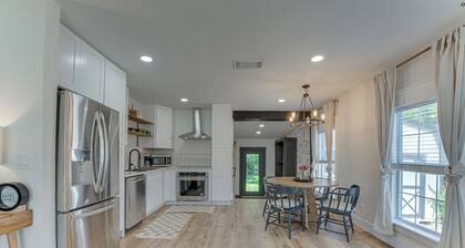 Bright Ivory Studio Getaway- Walk Shops & Dining