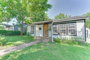 Exterior - Bright Ivory Studio Getaway- Walk Shops & Dining (Midlothian)