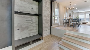 Interior - Bright Ivory Studio Getaway- Walk Shops & Dining (Midlothian)