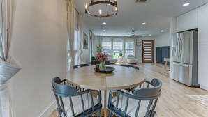 Dining - Bright Ivory Studio Getaway- Walk Shops & Dining (Midlothian)