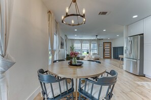 Dining - Bright Ivory Studio Getaway- Walk Shops & Dining (Midlothian)