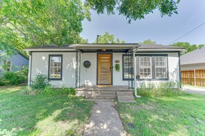 Exterior - Bright Ivory Studio Getaway- Walk Shops & Dining (Midlothian)