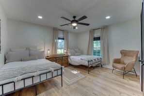 2 bedrooms, travel cot, free WiFi, bed sheets - Bright Ivory Studio Getaway- Walk Shops & Dining (Midlothian)