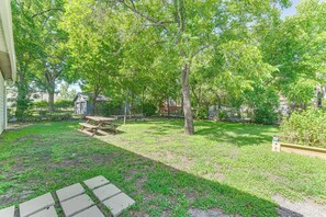 Outdoor dining - Bright Ivory Studio Getaway- Walk Shops & Dining (Midlothian)