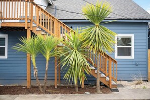 Property grounds - Wonderful Coastline Setting, Pet Friendly, Seconds to Beach, Community Fire-Pit, Volleyball. <br>Ocean Front. (Rockaway Beach)