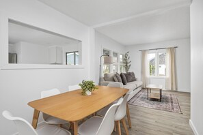 Dining - Wonderful Coastline Setting, Pet Friendly, Seconds to Beach, Community Fire-Pit, Volleyball. <br>Ocean Front. (Rockaway Beach)