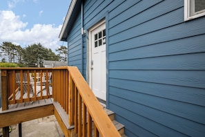 Exterior detail - Wonderful Coastline Setting, Pet Friendly, Seconds to Beach, Community Fire-Pit, Volleyball. <br>Ocean Front. (Rockaway Beach)