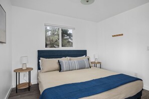 Room - Wonderful Coastline Setting, Pet Friendly, Seconds to Beach, Community Fire-Pit, Volleyball. <br>Ocean Front. (Rockaway Beach)