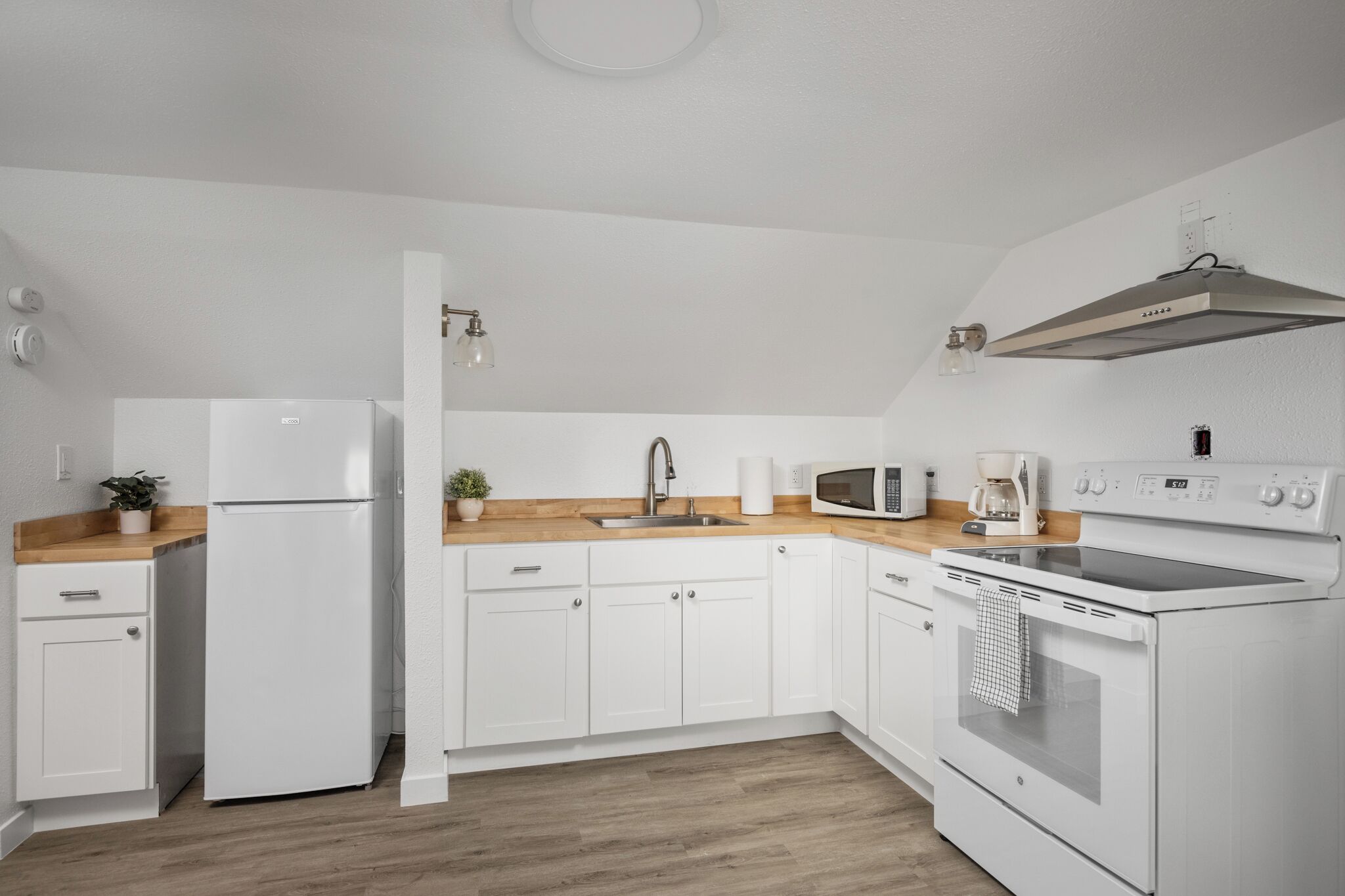 Geladeira, micro-ondas, fogão, cooktop