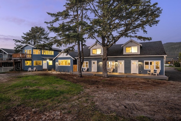 Exterior - Wonderful Coastline Setting, Pet Friendly, Seconds to Beach, Community Fire-Pit, Volleyball.
Ocean Front. (Rockaway Beach)