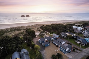 On the beach - Wonderful Coastline Setting, Pet Friendly, Seconds to Beach, Community Fire-Pit, Volleyball.
Ocean Front. (Rockaway Beach)