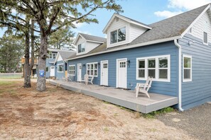 Exterior - Wonderful Coastline Setting, Pet Friendly, Seconds to Beach, Community Fire-Pit, Volleyball.
Ocean Front. (Rockaway Beach)