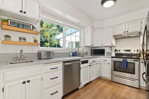 Amazing Bay Views, All Bedrooms w/ En-Suite Bathrooms, Hot Tub, Fire-Pit, Bocce Ball, Cornhole, BBQ