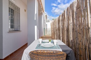 Outdoor dining - ‘Apto B-A Almoraide Suites’ with Mountain Views, Wi-Fi, and Air Conditioning (NERJA)