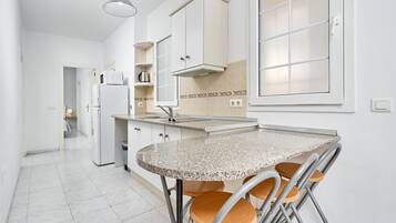 Réfrigérateur, micro-ondes, plaque de cuisson, cafetière/bouilloire