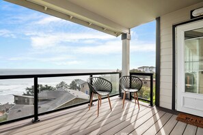 Property grounds - 6 Bedroom Coastal Vista House + downstairs separate entrance apartment in Oceanside, Pet and Family Friendly, with Hot Tub and Private Patio. (Oceanside)