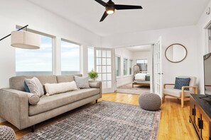 Living area - 6 Bedroom Coastal Vista House + downstairs separate entrance apartment in Oceanside, Pet and Family Friendly, with Hot Tub and Private Patio. (Oceanside)